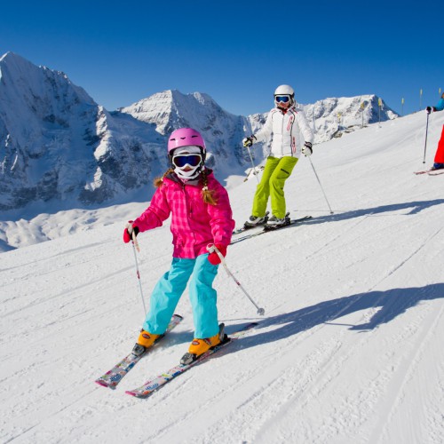 Kinderen skiën