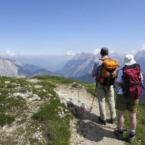 wandelaars op de berg