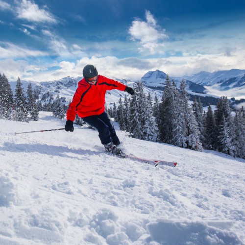 Skiër op piste van Kitzbühel